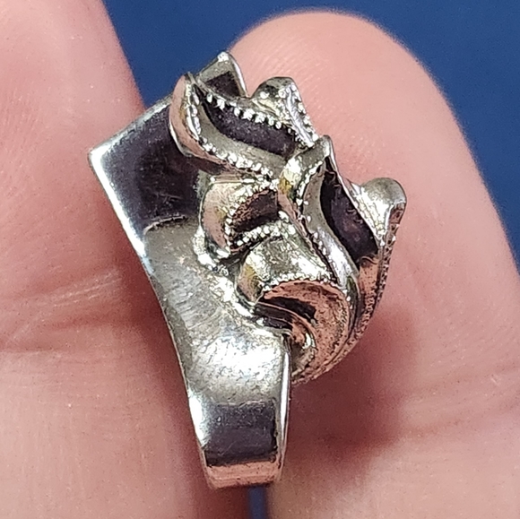 Alice Vintage 60s Filigree Silver Ribbon Screw Back Earrings - Picture 5 of 8